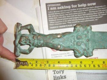 شمشیر کشف شده در جزیره اوک (Courtesy of J. Hutton Pulitzer/InvestigatingHistory.org)